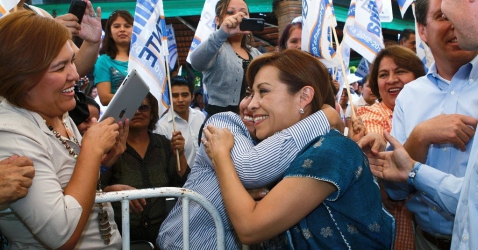 8.mai.2012 - Candidata à presidência do México pelo Partido da Ação Nacional Josefina Vázquez Mota abraça eleitora durante comício realizado em Salamanca, Estado de Guanajuato