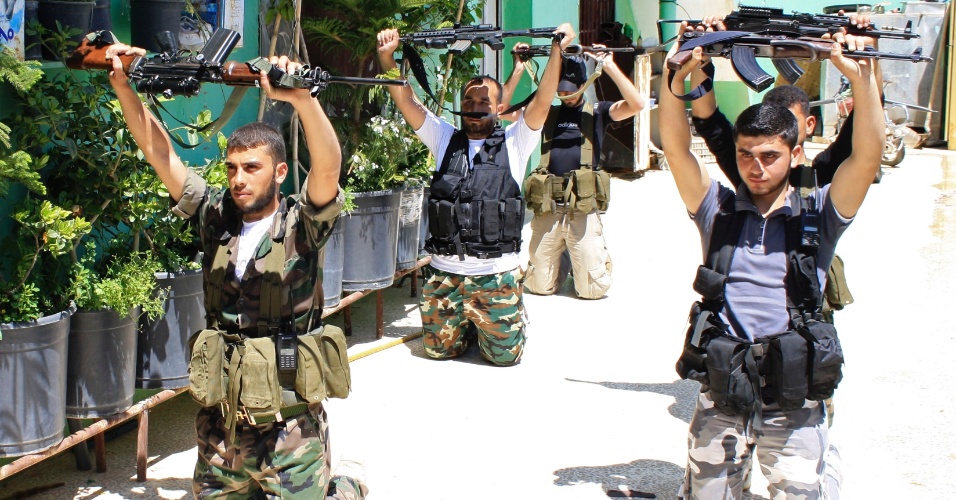 8.mai.2012 - Combatentes do Exército sírio treinam antes de iniciar patrulha em Quseir, cidade no norte da Síria