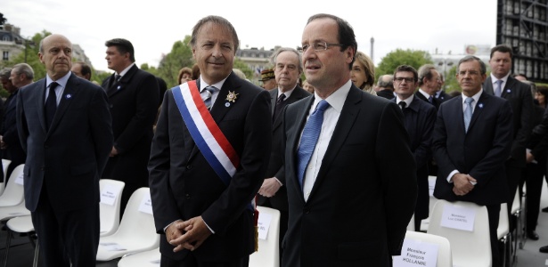 Em Paris, o presidente eleito da França, François Holland (dir.), e o presidente do Senado, Jean-Pierre Bel, acompanham a cerimônia de 67 anos da vitória dos Aliados sobre a Alemanha Nazista, na 2ª Guerra Mundial - Lionel Bonaventure/AFP