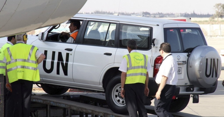 8.mai.2012 - Trabalhadores descarregam de avião um carro que será utilizado por observadores da ONU, em Damasco, Síria.