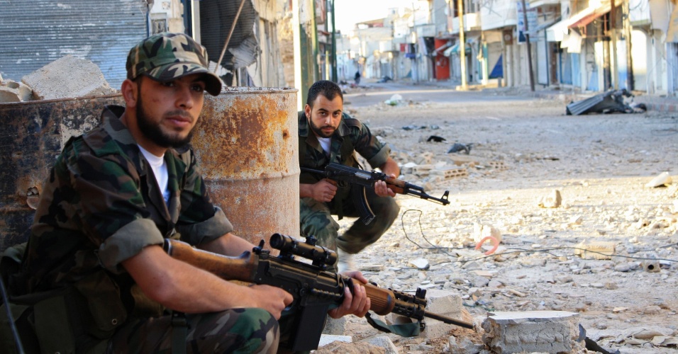 8.mai.2012 -Combatentes do Exército sírio patrulham as ruas de Quseir, cidade no norte da Síria