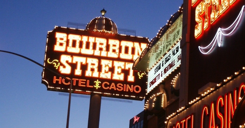 Bourbon Street, rua da cidade de Nova Orleans, Luisiana, famosa por shows de jazz
