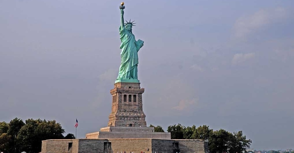 Estátua da Liberdade, localizada em uma ilha na entrada do porto de Nova York