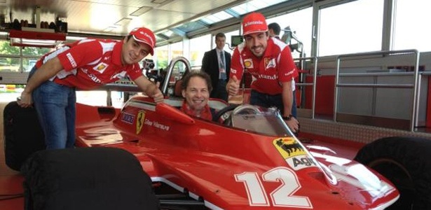 Felipe Massa e Fernando Alonso posam junto a Jacques Villeneuve na homenagem - Reprodução/Twitter