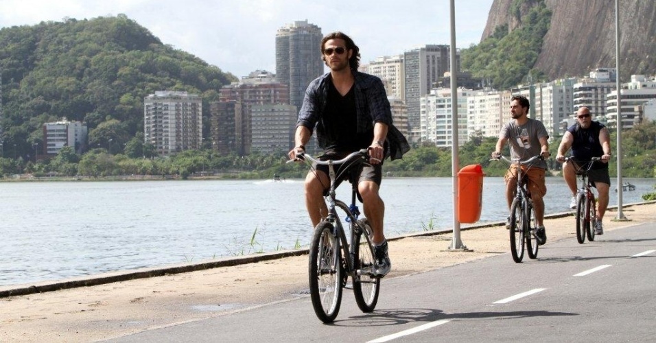 Jared Padalecki pedala pela orla da Lagoa Rodrigo de Freitas, zona sul do Rio (8/5/12)
