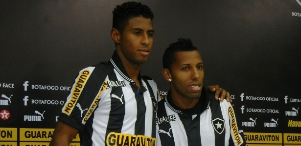John Lennon (esquerda) e Vitor Júnior são os novos reforços do Botafogo - Bernardo Gentile/UOL Esporte