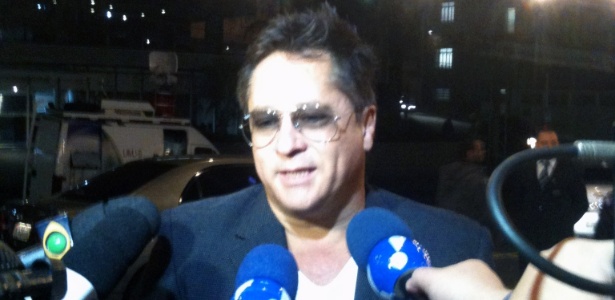 O cantor Leonardo conversa com jornalistas na porta do hospital Sírio-Libanês, em São Paulo (8/5/12) - Natália Engler/UOL