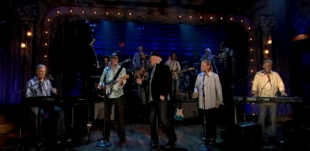 O grupo Beach Boys se apresenta no "Late Night with Jimmy Fallon" (7/5/12) - Reprodução/Youtube