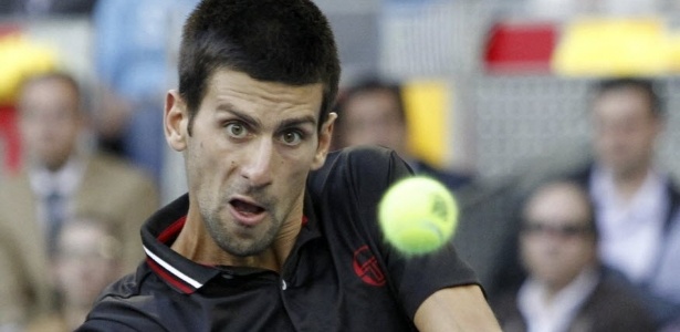 Sérvio Novak Djokovic devolve bola durante jogo contra o espanhol Gimeno-Traver - EFE/Alberto Martín