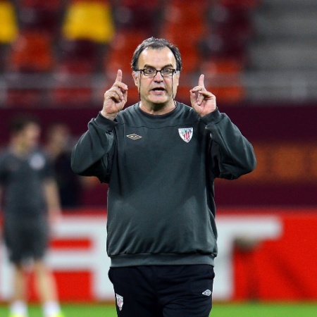 Bielsa gesticula para os jogadores do Athletic durante treino