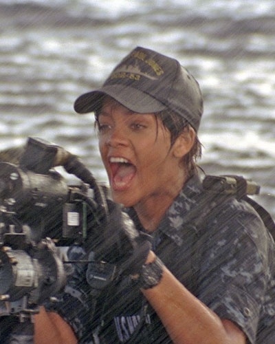 Rihanna em cena de "Battleship" - Divulgação