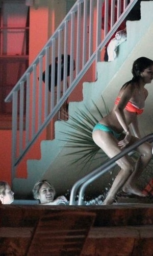 Selena Gomez mostra corpo ao sair de piscina nas filmagens de "Spring Breakers". Com direção de Harmony Korine, o drama conta a história de quatro garotas que roubam um restaurante para financiarem suas férias. Selena Gomez também está no elenco. O filme está previsto para estrear em 2013 (14/3/12) - The Grosby Group