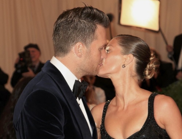 Tom Brady beija a mulher Gisele Bundchen durante o evento de moda MET, em Nova York (8/5/12)