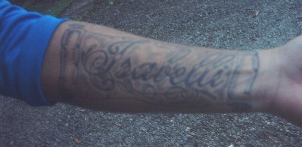 Wallyson, do Cruzeiro, faz tatuagem no braço, em homenagem ao pai