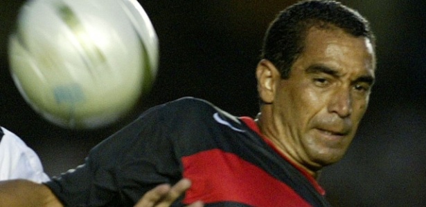 Zinho disputa uma jogada em sua época de jogador do Flamengo, no ano de 2005 - Bruno Domingos/ REUTERS