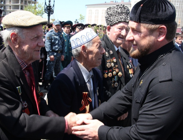 O líder checheno Ramzan Kadyrov (dir.) cumprimenta veteranos da 2ª Guerra Mundial durante evento que celebra o Dia da Vitória em Grozny, capital da Chechênia, em 9 de maio