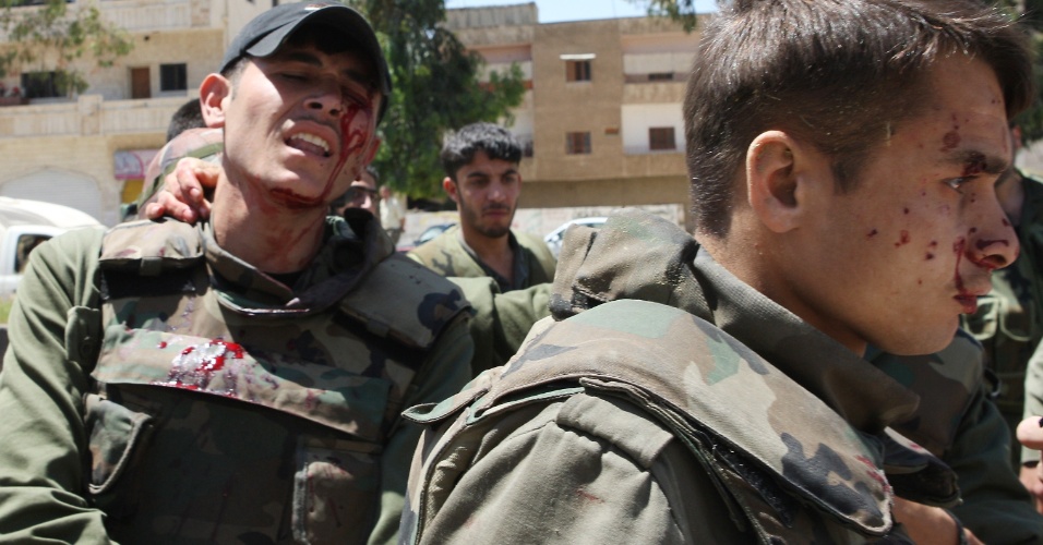 9.mai.2012 - Soldados ficam feridos após a explosão de uma bomba atingir o veículo em que eles estavam, durante escolta ao comboio dos enviados da ONU à Síria. Pelo menos seis soldados ficaram feridos