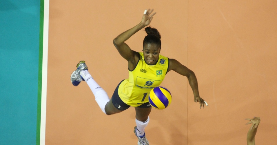 A jogadora da seleção brasileira Fabiana ataca durante partida contra o Uruguai pelo pré-olímpico