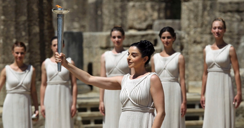 Atores realizaram ensaio para a cerimônia que irá acender tocha dos Jogos Olímpicos de Londres, na cidade de Olímpia, na Grécia