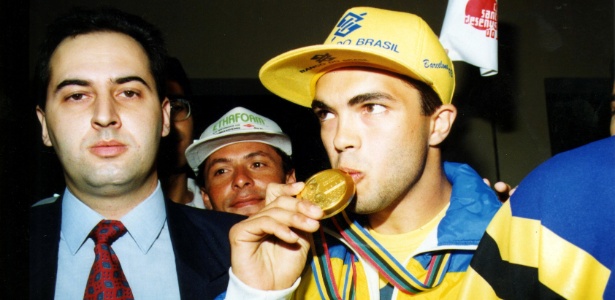 Rogério Sampaio chega com o ouro olímpico: ele foi influenciado pela família Gracie - Fernando Santos/Folha Imagem