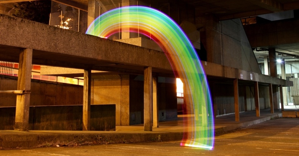 Conhecido como Sola, o artista britânico Peter Medlicott é especialista na técnica "lightbombing", uma derivação do termo grafiteiro "bombing", que significa criar um grafite rapidamente - Peter Medlicott