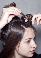 Fotos: Coque anos 60: aprenda o passo a passo do penteado com tiara e muito  volume - - UOL Estilo de vida