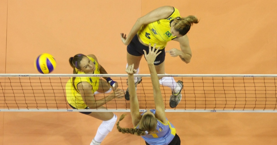 Em partida da seleção brasileira contra o Uruguai, a jogadora Thaisa ataca pelo meio