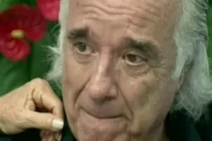 Emocionado, após 23 dias da cirurgia que fez na mão esquerda, o maestro João Carlos Martins afirmou que voltará a tocar piano profissionalmente (9/5/12) - Reprodução/TV Globo