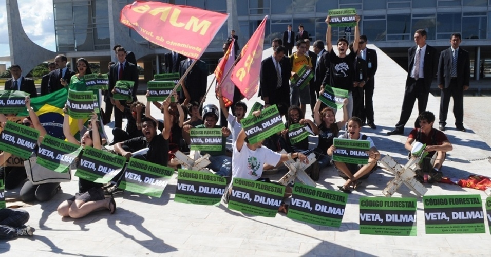 Estudantes pedem veto da presidenta Dilma Rousseff ao Código Florestal em manifestação na frente do Palácio do Planalto. A ministra de Relações Institucionais, Ideli Salvatti, tem convicção de que a presidenta vetará pontos do texto do novo Código Florestal, aprovado no mês passado pela Câmara dos Deputados - Wilson Dias/ABr