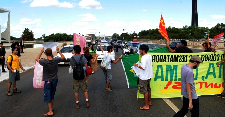 Estudantes pedem veto da presidenta Dilma Rousseff ao Código Florestal em manifestação na frente do Palácio do Planalto. A presidenta tem até dia 25 de maio para sancionar ou vetar ? parcial ou totalmente ? o texto do novo Código Florestal, aprovado pela Câmara dos Deputados - Wilson Dias/ABr