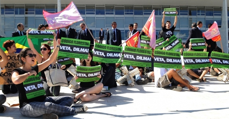 Estudantes pedem veto da presidenta Dilma Rousseff ao Código Florestal em manifestação na frente do Palácio do Planalto. Entre os pontos polêmicos da nova redação da lei florestal está, por exemplo, a possibilidade de anistia a quem desmatou ilegalmente e a redução dos parâmetros de proteção de áreas de preservação permanente (APPs) - Wilson Dias/ABr