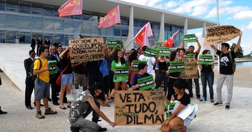 Estudantes pedem veto da presidenta Dilma Rousseff ao Código Florestal em manifestação na frente do Palácio do Planalto. O movimento com os dizeres "Veta, Dilma!" começou em dezembro do ano passado. "O texto que saiu do Senado era tão ruim, que começamos a campanha desede então", conta Bazileu Margarido, integrante do instituto Democracia e Sustentabilidade (IDS), uma das organizações que ficou responsável pelo trabalho nas redes sociais - Wilson Dias/ABr