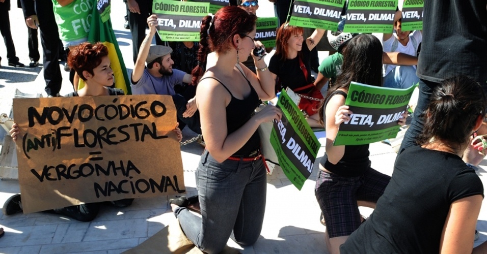 Estudantes pedem veto da presidenta Dilma Rousseff ao Código Florestal em manifestação na frente do Palácio do Planalto. O movimento "Veta, Dilma" também tem ganhado força nas redes sociais. Depois das ONGs postarem peças com os dizeres, o público começou a fazer suas próprias montagens, creditando a frase a personagens como Spock (de "Jornada nas Estrelas") e Mafalda (do cartunista Quino) - Wilson Dias/ABr