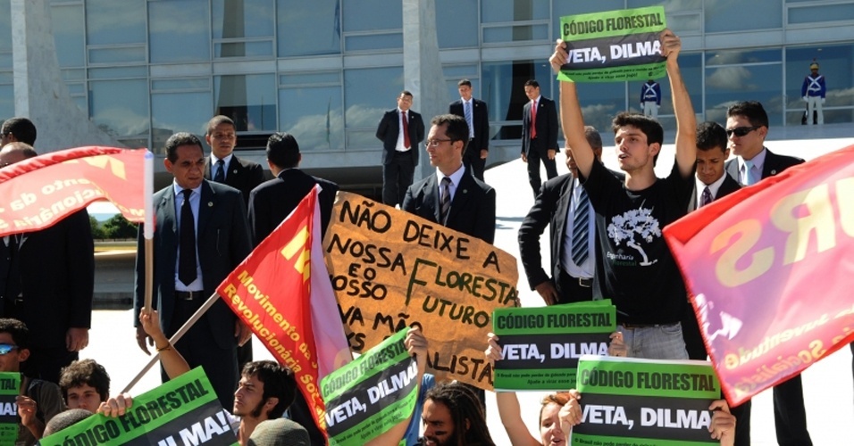 Estudantes pedem veto da presidenta Dilma Rousseff ao Código Florestal em manifestação na frente do Palácio do Planalto. O texto aprovado pelos deputados desagradou ambientalistas e não era a versão que o Palácio do Planalto esperava aprovar - Wilson Dias/ABr