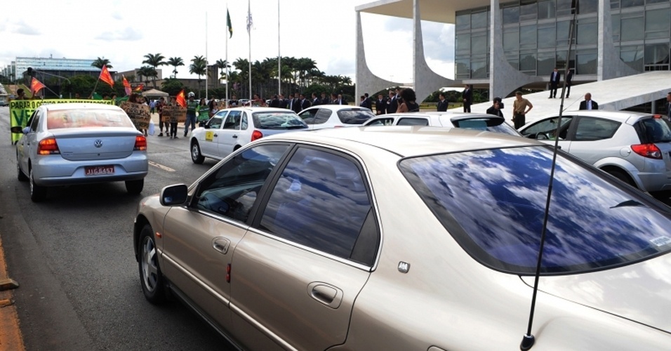 Estudantes pedem veto da presidenta Dilma Rousseff ao Código Florestal em manifestação na frente do Palácio do Planalto. O veto presidencial pode ocorrer por razões políticas, quando o projeto ou parte dele é considerado contrário ao interesse nacional, ou jurídicas, quando o texto ou parte dele for inconstitucional - Wilson Dias/ABr