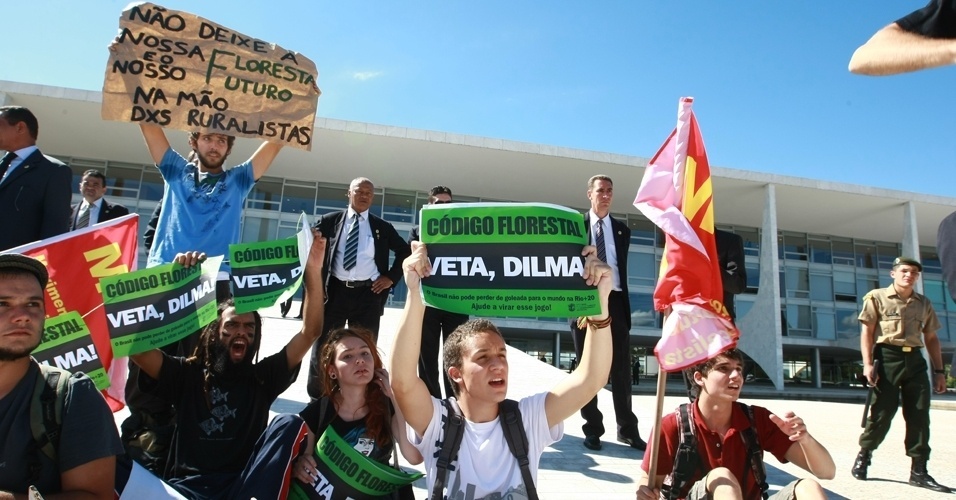 Estudantes pedem veto da presidenta Dilma Rousseff ao Código Florestal em manifestação na frente do Palácio do Planalto. O veto presidencial pode ocorrer por razões políticas, quando o projeto ou parte dele é considerado contrário ao interesse nacional, ou jurídicas, quando o texto ou parte dele for inconstitucional - André Borges/FolhaPress