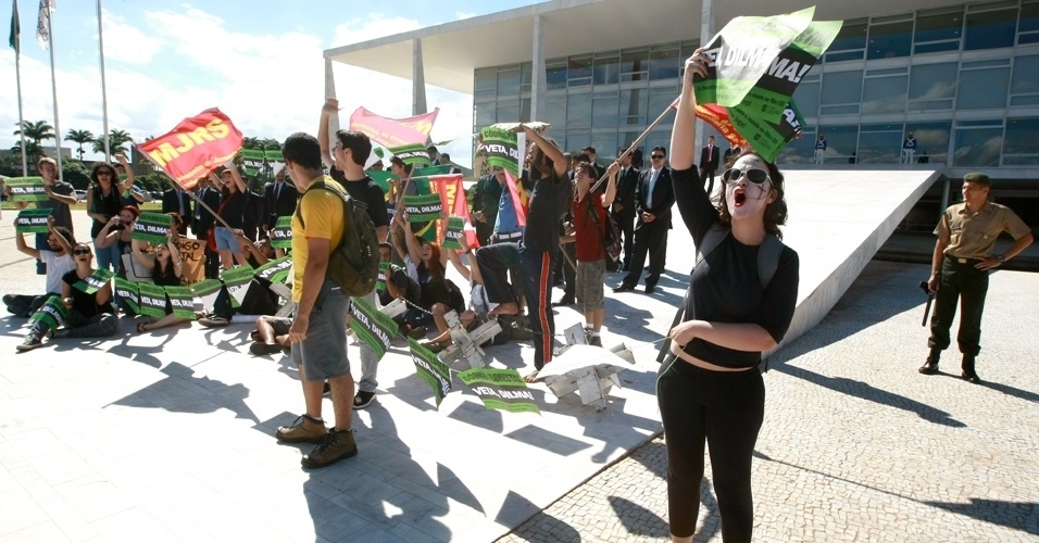 Estudantes pedem veto da presidenta Dilma Rousseff ao Código Florestal em manifestação na frente do Palácio do Planalto. Segundo organizações ambientalistas, as novas leis darão sinal verde ao aumento da degradação dos solos, especialmente na Amazônia, favorecendo ainda a extensão dos cultivos agrícolas em áreas até agora protegidas - André Borges/FolhaPress