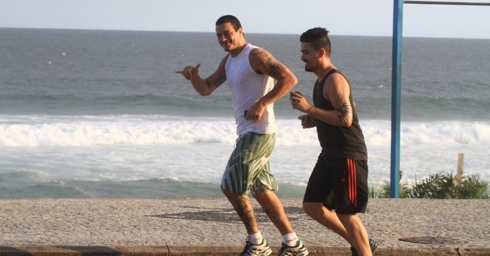 Ex-BBB Rafa corre pela orla da praia da Barra da Tijuca, zona oeste do Rio (9/5/12)
