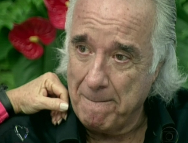 "Foi dramático admitir que não conseguia mais tocar." Sobre os treinos para voltar a tocar profissionalmente, João Carlos afirma que não perdeu a esperança. ?Vou mostrar que é possível quando você tem fé e acredita em Deus?, diz, emocionado, em entrevista no programa "Mais Você", da Globo (9/5/12) - Reprodução/TV Globo