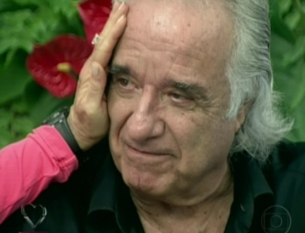 "Foi dramático admitir que não conseguia mais tocar." Sobre os treinos para voltar a tocar profissionalmente, João Carlos afirma que não perdeu a esperança. ?Vou mostrar que é possível quando você tem fé e acredita em Deus?, diz, emocionado, em entrevista no programa "Mais Você", da Globo (9/5/12) - Reprodução/TV Globo