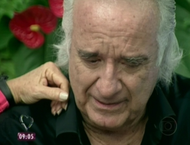 Há 23 dias depois da cirurgia que fez na mão esquerda para ativar os movimentos dos músculos, João Carlos Martins afirma: "Vale a pena trocar tudo na vida por um sonho. E eu troquei tudo na vida novamente, por um sonho", em entrevista a Ana Maria Braga nesta quarta-feira (9/5/12) - Reprodução/TV Globo