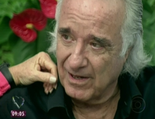 Há 23 dias depois da cirurgia que fez na mão esquerda para ativar os movimentos dos músculos, João Carlos Martins afirma: "Vale a pena trocar tudo na vida por um sonho. E eu troquei tudo na vida novamente, por um sonho", em entrevista a Ana Maria Braga nesta quarta-feira (9/5/12) - Reprodução/TV Globo