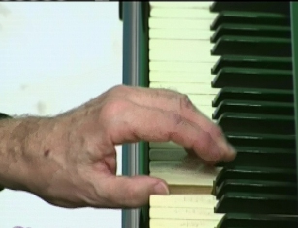 Há 23 dias depois da cirurgia que fez na mão esquerda para ativar os movimentos dos músculos, João Carlos Martins afirma: "Vale a pena trocar tudo na vida por um sonho. E eu troquei tudo na vida novamente, por um sonho", em entrevista a Ana Maria Braga nesta quarta-feira (9/5/12) - Reprodução/TV Globo