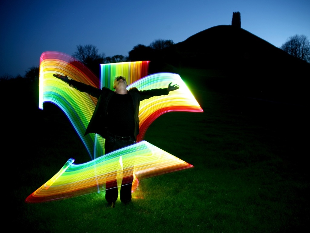 Imagem criada pelo artista britânico Peter Medlicott, que usa lanternas e feixes de luz para criar grafites - Peter Medlicott