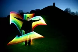 Imagem criada pelo artista britânico Peter Medlicott, que usa lanternas e feixes de luz para criar grafites - Peter Medlicott