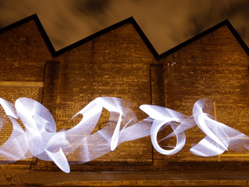 Imagem criada pelo artista britânico Peter Medlicott, que usa lanternas e feixes de luz para criar grafites - Peter Medlicott