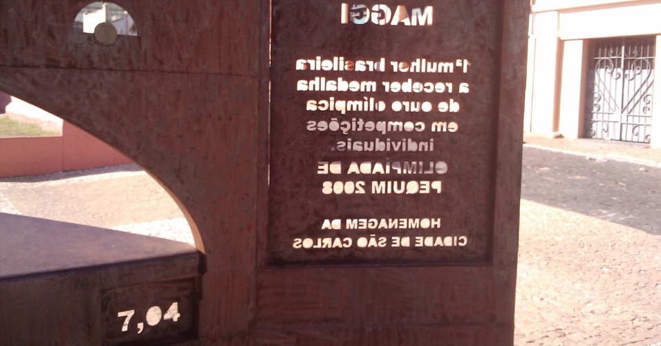Imagem mostra que é impossível ler corretamente os números da marca e a mensagem escrita para Maurren observando pelo mesmo lado do monumento
