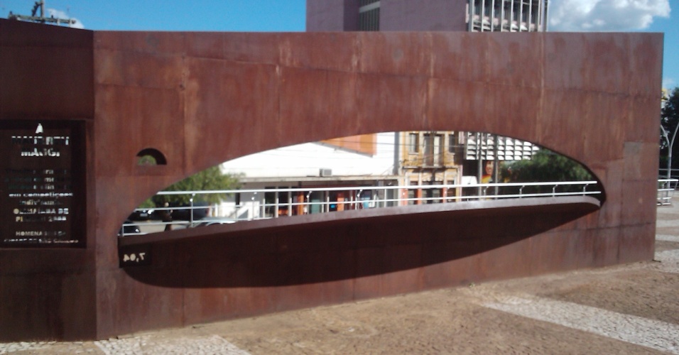 Imagem traseira do monumento erguido para Maurren Maggi em São Carlos 