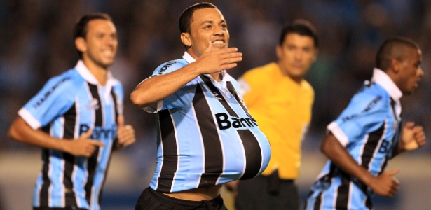 Léo Gago é o terceiro jogador que chega do Grêmio pela venda de Barcos - Nabor Goulart/Agência Freelancer