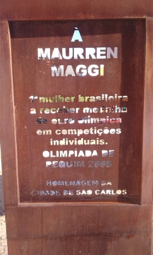 Mensagem gravada no monumento em homenagem a Maurren Maggi, erguido em São Carlos